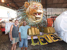 Presidente Paulo Lima (dir.) e assistente de de carnavalesco, Mar, ao lado do carro abre-alas da Lees - Clique para ampliar - Foto: Portal Ter 