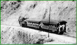 Locomotiva de cremalheira (sistema com trilho dentado central), vence a subida da Serra, com dois vagões.
