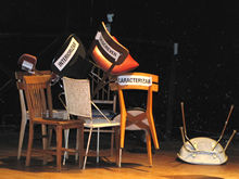 Cadeiras com inscries como 'narrar', 'dialogar' e 'interiorizar' fizeram parte do espetculo - Clique para ampliar - Foto: Portal Ter