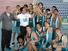 Secretrio de Esportes Leandro Aschar com a equipe de basquete de Terespolis comemorando o 1 lugar na categoria sub-17 masculino nos Jogos de Inverno 2009 - Foto: Marco Esteves