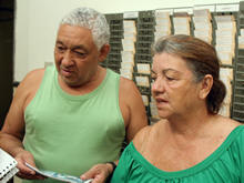 O casal Marlene Paula de Siqueira e Antnio Jos de Siqueira aprovou o abatimento que teve no IPTU 2010 em relao ao do ano passado - Foto: Marco Esteves