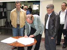 Deputado Carlos Minc assinou como testemunha do protocolo - Clique para ampliar - Foto: Portal Ter