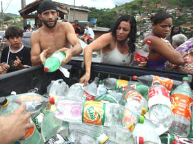 Grupo de amigos ajudam a distribuir gua em Nova Friburgo - Foto: Gustavo Goulart 