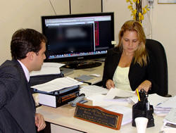 O subprocurador judicial do municpio, Leonardo Machado, entrega petio para a Delegada Titular, Helen Sandenberg. Foto: Ramon Pzes