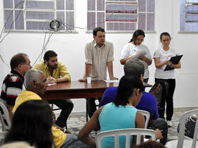 Representantes da Prefeitura e pesquisadores apresentam o Projeto Informe & Ao s lideranas comunitrias - Foto: Roberto Ferreira