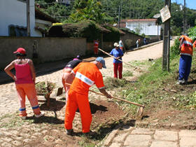 Prefeitura realiza mutiro de limpeza nas seis ruas do Vale da Prata - Foto: Marco Esteves
