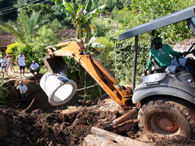 Mquinas preparam o terreno para a construo da ponte - Foto: Marco Esteves