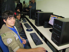 Jovens esperimentam os computadores do Telecentro - Foto: Portal Ter