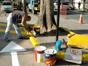 Equipe da Guarda Municipal retira os obstculos e pinta a sinalizao do retorno - Foto: Marco Esteves