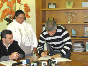 Prefeito Jorge Mario assina o acordo - Foto: Portal Ter
