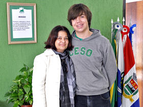 Professora Graa Medeiros, diretora do CESO ao lado do estudante Bruno Lobo - Foto: Giovana Campos