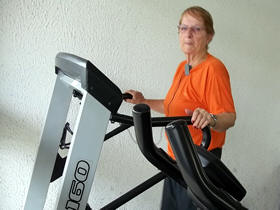 Dina Pereira da Cruz, 75 anos, faz aula de musculao - Foto: Heliny Quintanilha