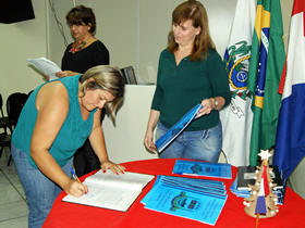 Conselheiros e suplentes assinam termos de posse - Foto: Marcelo Ferreira