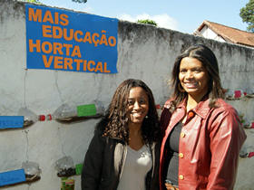 A monitora Jaqueline e a coordenadora Ctia Cilene - Foto: Marcelo Ferreira