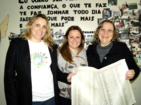 A professora Carla Rebello, Diretora do Departamento Pedaggico da SME, comemora com as Diretoras do Colgio Antnio Santiago - Foto: Marcelo Ferreira