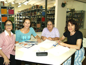 Professora Simone de Souza Fernando com as integrantes da Comisso que seleciona os trabalhos para a Olimpada de Lngua Portuguesa - Foto: Marcelo Ferreira