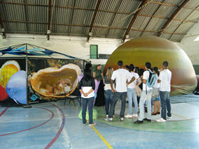 Alunos observam o aqurio e o planetrio montados na Escola Manoel Medeiros - Foto: Marcelo Ferreira / AssCom PMT