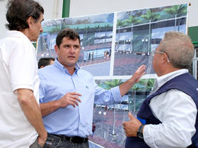 Arlei e representantes do Governo do Estado conversam sobre a construo da Clnica - Foto: AssCom PMT