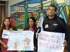 Jovens protestam contra o aumento abusivo das passagens - Foto: AssCom CMT