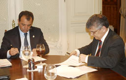 Governador Srgio Cabral e Prefeito Jorge Mario assinam convnio - Foto: Roberto Ferreira