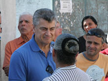 Prefeito Jorge Mario conversa com moradora da Beira Linha durante visita ao bairro na Caravana do Oramento Participativo - Foto: Roberto Ferreira
