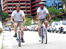 Guardas municipais fazem ronda escolar de bicicleta - Foto: Roberto Ferreira