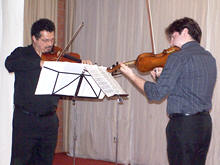Duo de Violinos formado pelos msicos Daniel Passuni e ngelo Martins executou obras clssicas - Foto: Karlany Soares