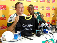 Carlos Alberto Parreira e jogador Teko Modise recebem camisa de boas-vindas a Seleo da frica do Sul - Foto: Roberto Ferreira
