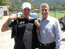 Tcnico Parreira e Prefeito Jorge Mario com camisa que homenageia a Seleo Sul-Africana - Foto: Roberto Ferreira