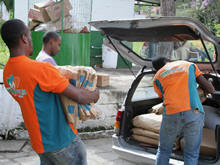 Funcionrios da Secretaria de Desenvolvimento Social auxiliam na distribuio dos alimentos doados para as instituies - Foto: Marco Esteves