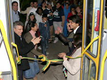 Prefeito Jorge Mario celebra o momento em que o nibus  formalmente entregue a Apae - Foto: Marco Esteves
