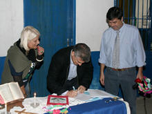 Prefeito Jorge Mario e Margareth Rosi assinam o termo de doao do nibus  Apae - Foto: Marco Esteves