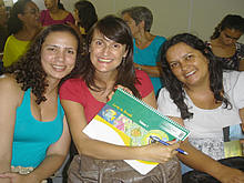As Orientadoras Pedaggicas Cristiane Corradine e Ana Paula Freitas com a professora Cludia Cristine - Foto: Marcelo Ferreira