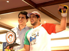 O Secretrio de Esportes, Leandro Aschar, entrega o trofu  Rodrigo 'Ximbica', vencedor da luta de MMA - Foto: Roberto Ferreira