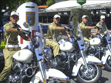 Os guardas Vitor, Michel, Marques e Lomba com as motocicletas: companheiras de trabalho do Batedor Militar - Foto: Roberto Ferreira