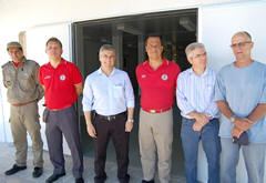 Prefeito Jorge Mario com equipe do Corpo de Bombeiros e Secretrios de Sade e Servios Pblicos - Foto: Roberto Ferreira