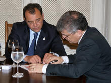 Prefeito Jorge Mario e Governador Srgio Cabral conversam sobre os detalhes do convnio - Foto: Roberto Ferreira