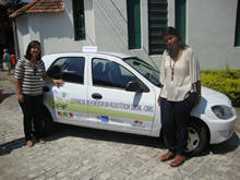 A Primeira-Dama, Cludia Sedlacek, e a coordenadora do CRAS do Meudon, Teresa Alvares dos Santos, comemoram a doao do veculo - Foto: Divulgao