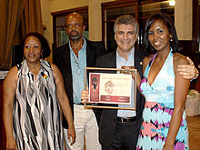 Prefeito Jorge Mario  homenageado pela Presidente de honra do MOCABTE, Rosa Maria de Lima - Foto: Roberto Ferreira