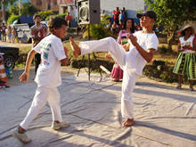 Victor Alves e Mateus Lopes apresentaram jogadas de capoeira - Foto: Cludio Furtado