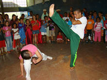 A roda de capoeira com alunos do professor Rodrigo Felipe encantou a garotada - Foto: Cludio Furtado