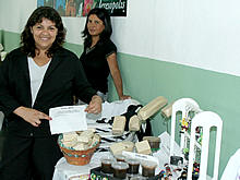 Empreendedora Patrcia Carvalho e seus produtos feitos de leo de cozinha reciclado: curso ajudou na busca de parcerias e na orientao jurdica para a legalizao do negcio - Foto: Marco Esteves