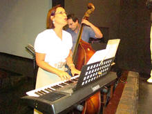 A professora Jane Barbosa, diretora musical do espetculo, e o msico Maurcio de Moraes - Foto: Cludio Furtado