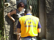 Agente da Defesa Civil cadastra moradores - Foto: Arquivo/SecCom