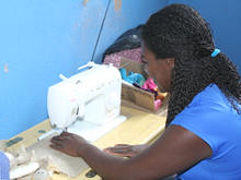 Moradoras aprendem costura artesanal no CRAS do Barroso - Foto: Marco Esteves