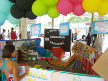 estudante carioca Paula Garcia, elogia a criatividade dos materiais desenvolvidos pela Educao Infantil de Terespolis - Foto: AscCom