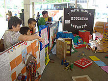 A senhora Dilia Torres, moradora de Terespolis, aprecia a 1 Mostra Aberta de Educao Infantil com seus dois netos - Foto: AsCom