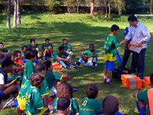 Secretrio de Esportes Leandro Aschar entrega itens esportivos aos atletas da escolinha de futebol de campo do Ncleo Golfe - Foto: AsCom