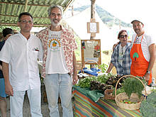 Secretrio Fernando Mendes, o coordenador da Associao Agroecolgica, Roberto Selig, e expositores da Feira Agroecolgica - Foto: Marco Esteves