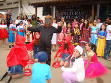 Em Cruzeiro, alegria e descontrao com a apresentao de seis escolas do Segundo Distrito - Foto: Cludio Furtado
